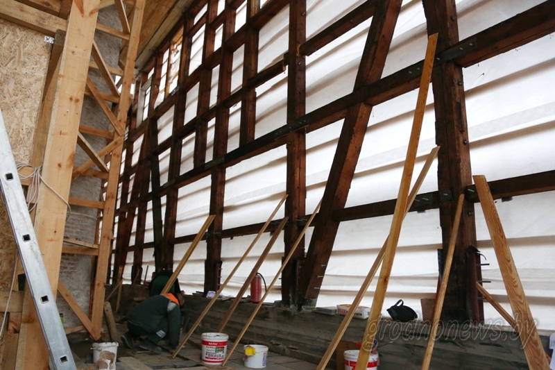 «Уже сделано немало»: на Коложской церкви начали монтаж деревянной обшивки