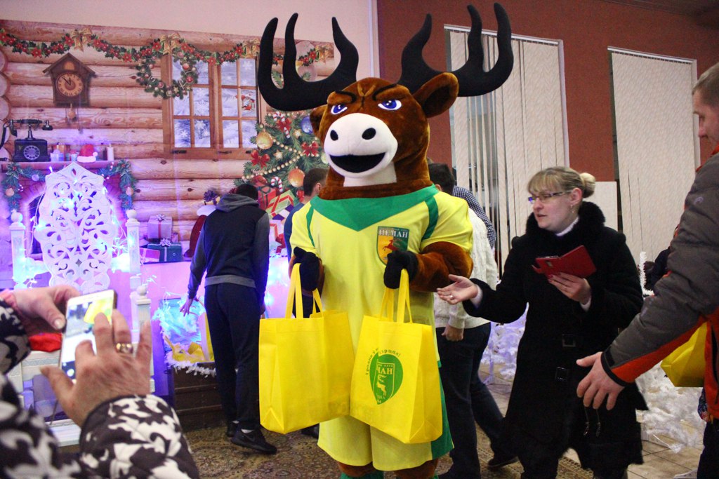 Футбольны "Нёман" сустрэўся з дзецьмі Футбольны "Нёман" сустрэўся з дзецьмі