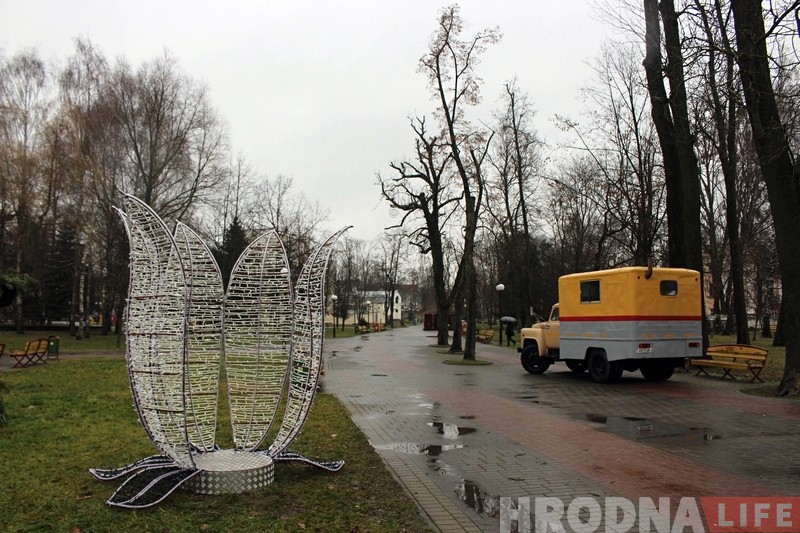 Ля ўваходу ў парк Жылібера ўсталявалі вялікую навагоднюю арку Ля ўваходу ў парк Жылібера ўсталявалі вялікую навагоднюю арку