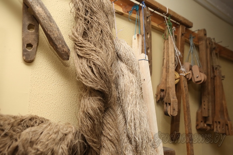 Гарадзенскія ткачыхі цанілі стрыманасць ва ўзорах: як малады ўрач адраджае на Лідчыне ўнікальныя традыцыі ткацтва