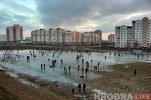 "Лепш за Лядовы". Сотні чалавек катаюцца на замерзлай лужыне на Дзевятоўцы