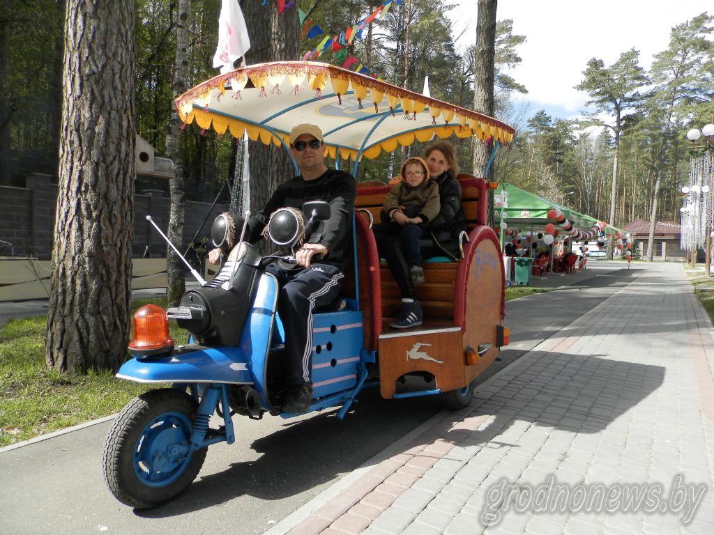 Бязвізавым турыстам прапануюць пакатацца на мотарыкшы ў цэнтры горада