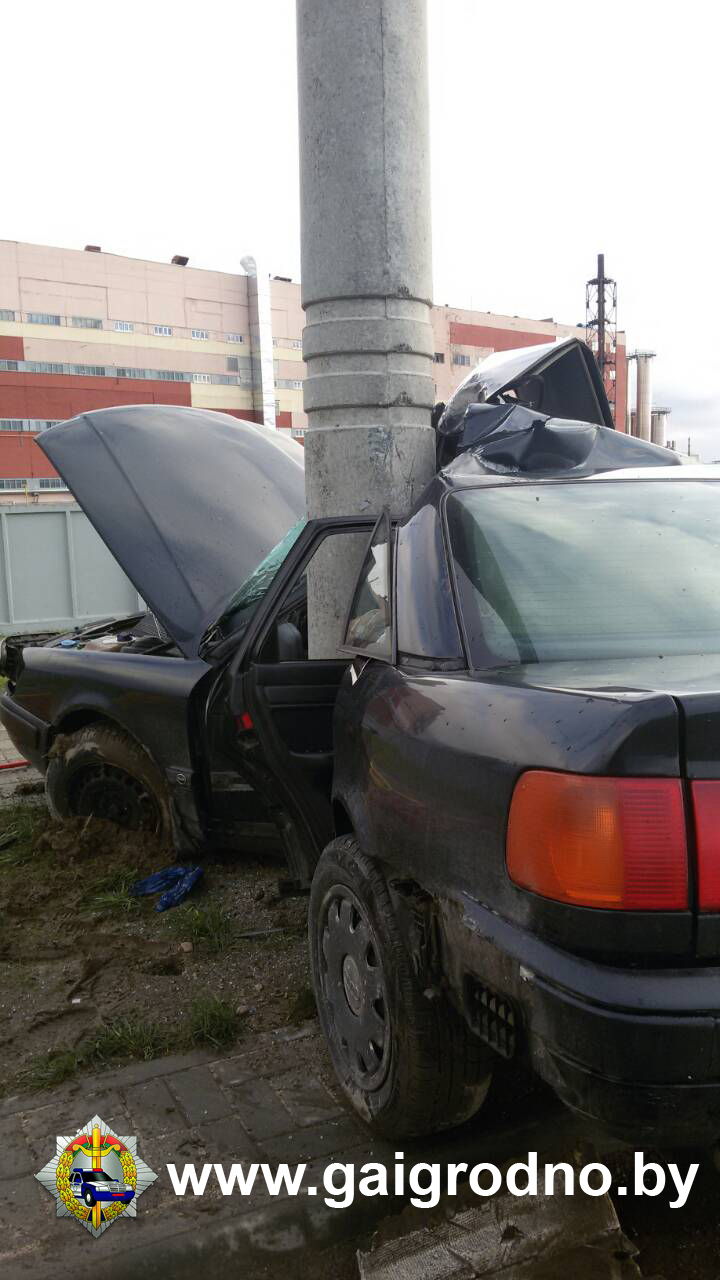 На праспекце Лебедзева аўтамабіль урэзаўся ў слуп. Кіроўца загінуў