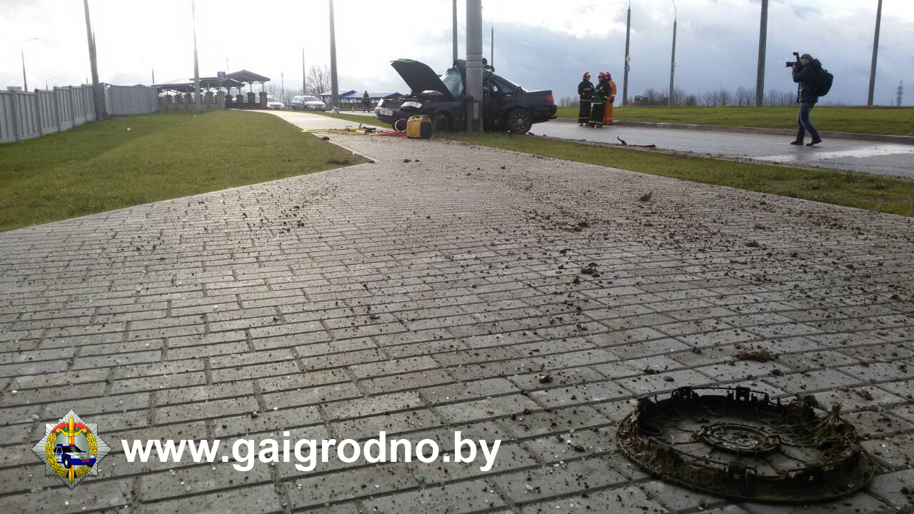 На праспекце Лебедзева аўтамабіль урэзаўся ў слуп. Кіроўца загінуў