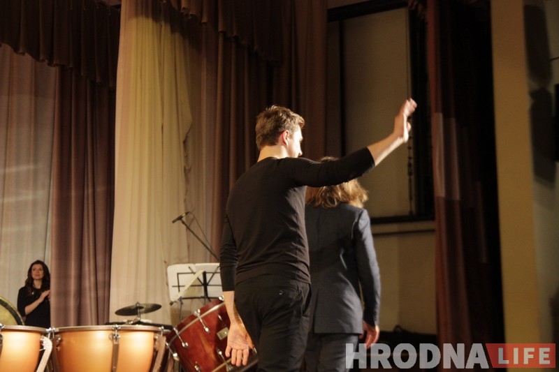 «Няма розніцы, для каго граць». Лешэк Можджар выйшаў басанож, а Кірыл Кедук зрабіў заўвагу слухачам