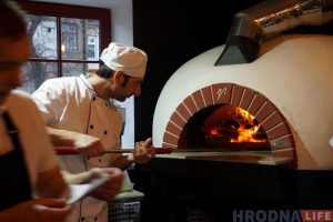 Справа “з агеньчыкам”. Сіцыліец прыехаў у Гродна гатаваць італьянскую піцу на жывым агні Справа “з агеньчыкам”. Сіцыліец прыехаў у Гродна гатаваць італьянскую піцу на жывым агні