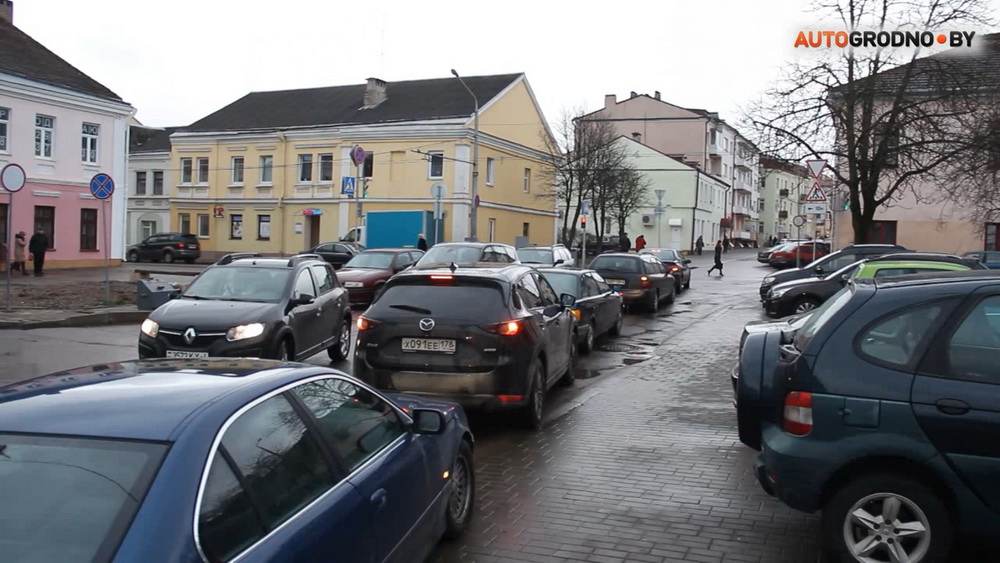 Новы святлафор на Вялікай Траецкай не заўважаюць ні кіроўцы, ні пешаходы. Рэпартаж