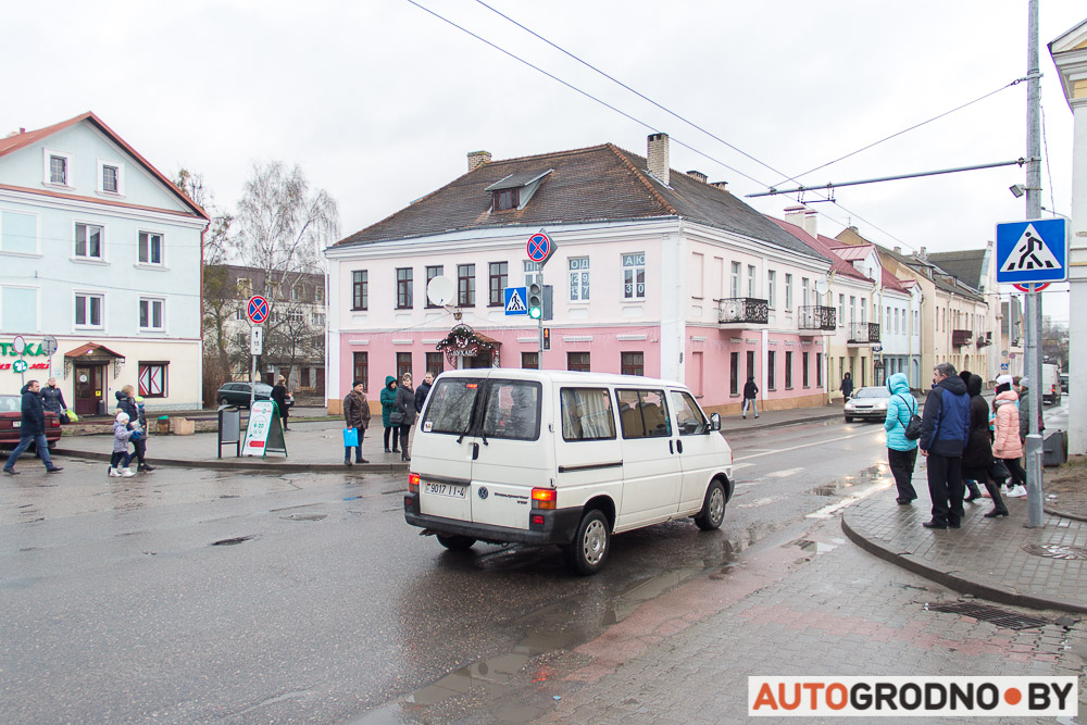 Новы святлафор на Вялікай Траецкай не заўважаюць ні кіроўцы, ні пешаходы. Рэпартаж