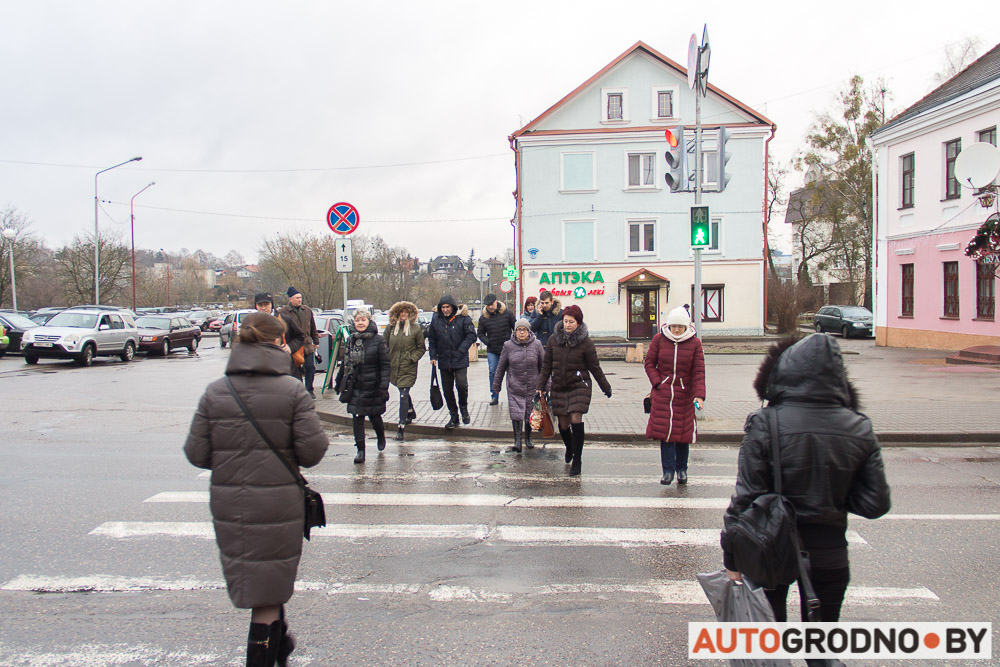 Новы святлафор на Вялікай Траецкай не заўважаюць ні кіроўцы, ні пешаходы. Рэпартаж