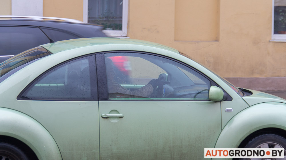 Новы святлафор на Вялікай Траецкай не заўважаюць ні кіроўцы, ні пешаходы. Рэпартаж