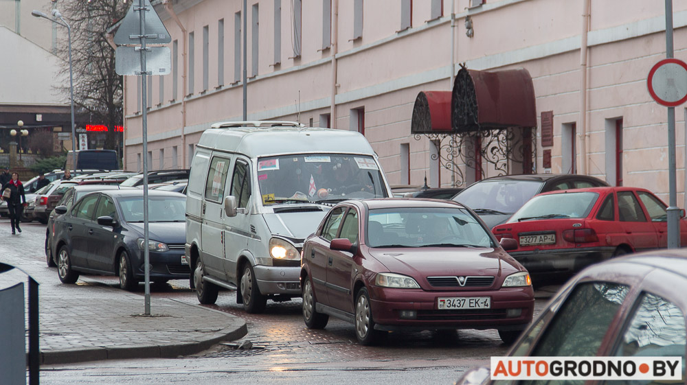 Новы святлафор на Вялікай Траецкай не заўважаюць ні кіроўцы, ні пешаходы. Рэпартаж