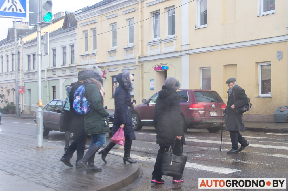 Новы святлафор на Вялікай Траецкай не заўважаюць ні кіроўцы, ні пешаходы. Рэпартаж