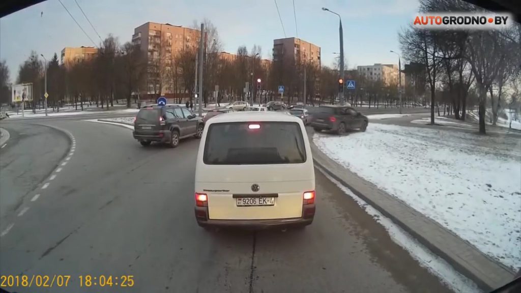 Кіроўцам, які аб'ехаў святлафор па газоне на машыне з расійскімі нумарамі, аказаўся гродзенец