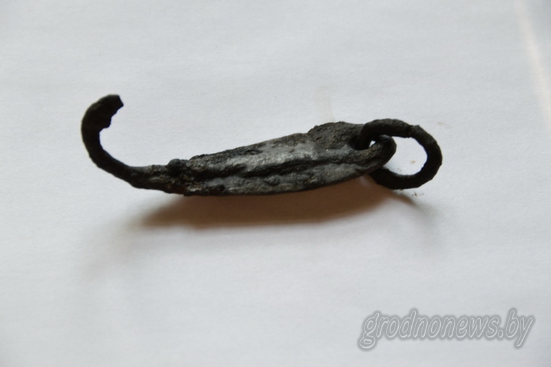 На Замкавай гары археолагі знайшлі залатую накладку для абраза ці кнігі