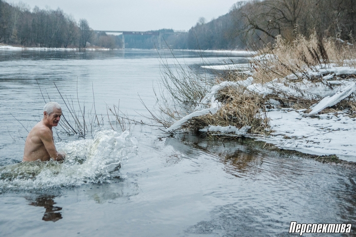 Сантэхнік на пенсіі: плавае кожны дзень зімой у Нёмане