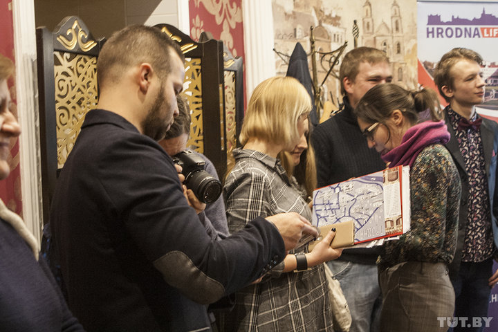 У Гродне выдалі карту-трансформер для турыстаў з гідам аленем Лявонам