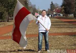 «Гісторыя і сямейная рэліквія". Гродзенец захоўвае сцяг, які знялі з аблвыканкама ў 1995 годзе