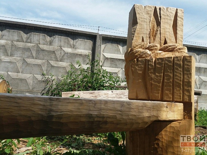 Два гады прайшло, а скульптура на месцы старога ясеня так і не з'явілася Два гады прайшло, а скульптура на месцы старога ясеня так і не з'явілася