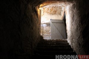 Глядзіце, як па-рознаму выглядаюць суседнія старыя падвалы ў цэнтры Гродна