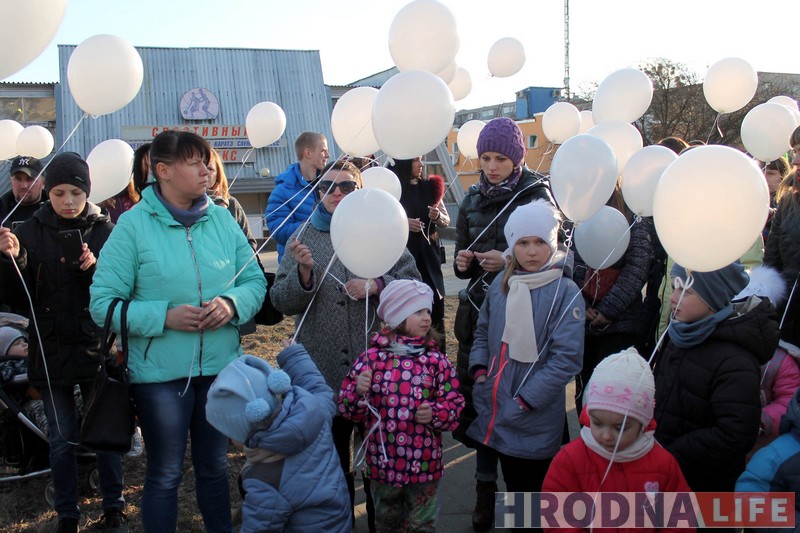 50 белых шароў выпусцілі ў Гродне ў знак салідарнасці з Кемеравам 50 белых шароў выпусцілі ў Гродне ў знак салідарнасці з Кемеравам
