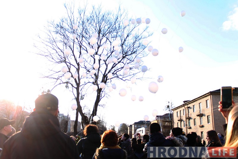 50 белых шароў выпусцілі ў Гродне ў знак салідарнасці з Кемеравам 50 белых шароў выпусцілі ў Гродне ў знак салідарнасці з Кемеравам