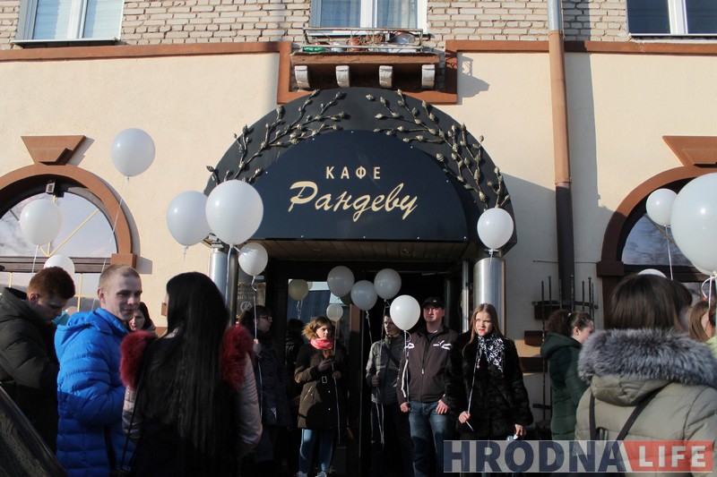 50 белых шароў выпусцілі ў Гродне ў знак салідарнасці з Кемеравам 50 белых шароў выпусцілі ў Гродне ў знак салідарнасці з Кемеравам