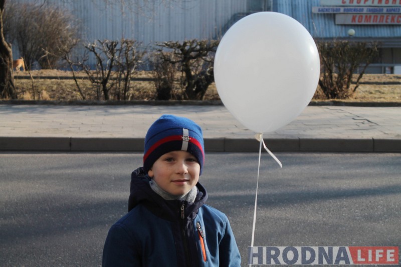 50 белых шароў выпусцілі ў Гродне ў знак салідарнасці з Кемеравам 50 белых шароў выпусцілі ў Гродне ў знак салідарнасці з Кемеравам