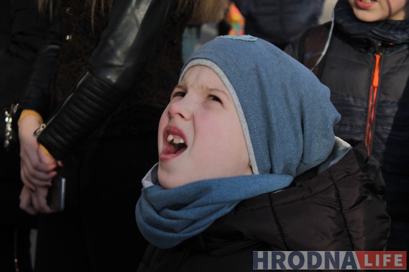 50 белых шароў выпусцілі ў Гродне ў знак салідарнасці з Кемеравам 50 белых шароў выпусцілі ў Гродне ў знак салідарнасці з Кемеравам