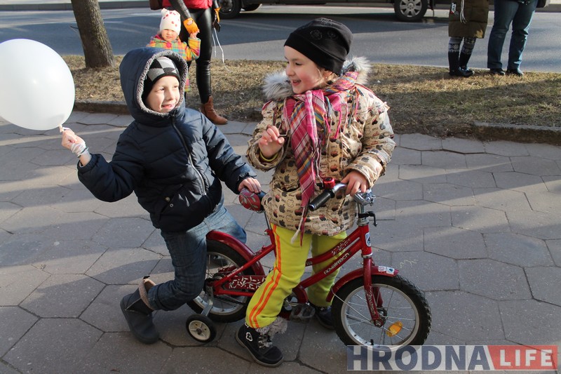 50 белых шароў выпусцілі ў Гродне ў знак салідарнасці з Кемеравам 50 белых шароў выпусцілі ў Гродне ў знак салідарнасці з Кемеравам