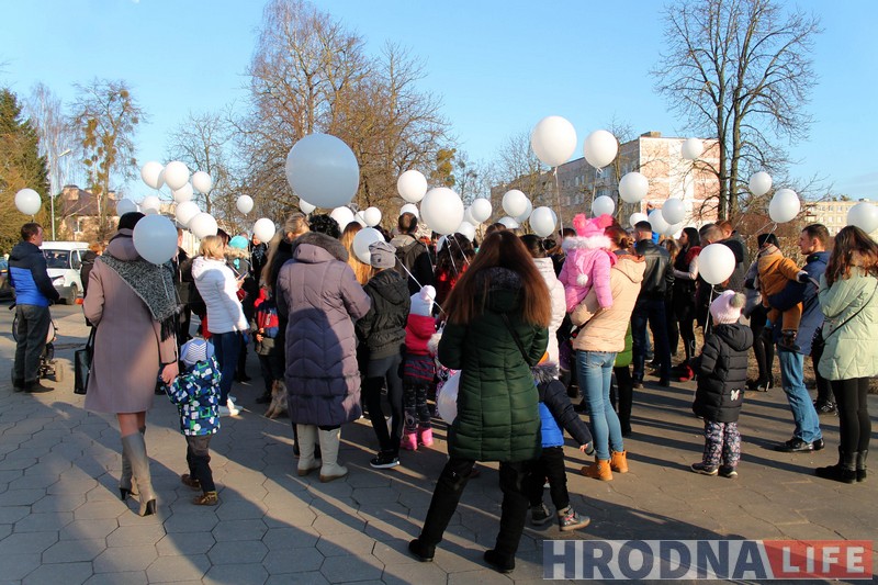 50 белых шароў выпусцілі ў Гродне ў знак салідарнасці з Кемеравам 50 белых шароў выпусцілі ў Гродне ў знак салідарнасці з Кемеравам