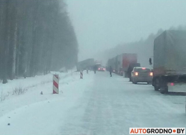 На М6 сутыкнуліся дзве фуры, заблакаваўшы рух. Транспарт пусцілі па недабудаванай сустрэчцы