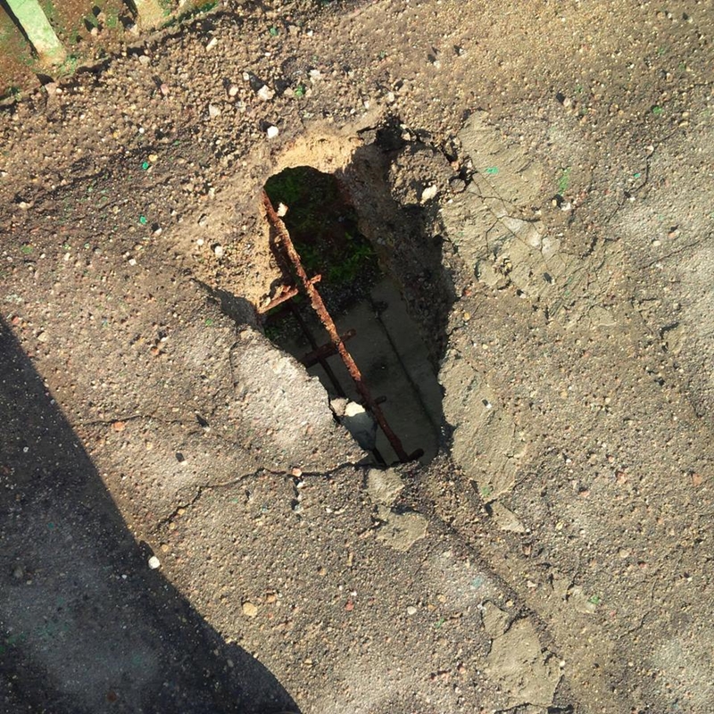 Фотафакт: дзіркі на Новым мосце палохаюць раварыстаў Фотафакт: дзіркі на Новым мосце палохаюць раварыстаў