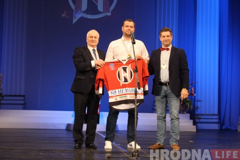 У драмтэатры гродзенцы павіншавалі "Нёман" з чэмпіёнствам У драмтэатры гродзенцы павіншавалі "Нёман" з чэмпіёнствам