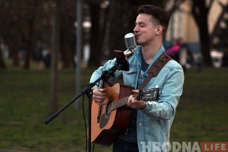 Уличный музыкант из Минска сыграл для гродненцев большой концерт