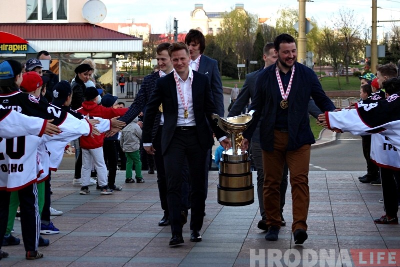 У драмтэатры гродзенцы павіншавалі "Нёман" з чэмпіёнствам У драмтэатры гродзенцы павіншавалі "Нёман" з чэмпіёнствам