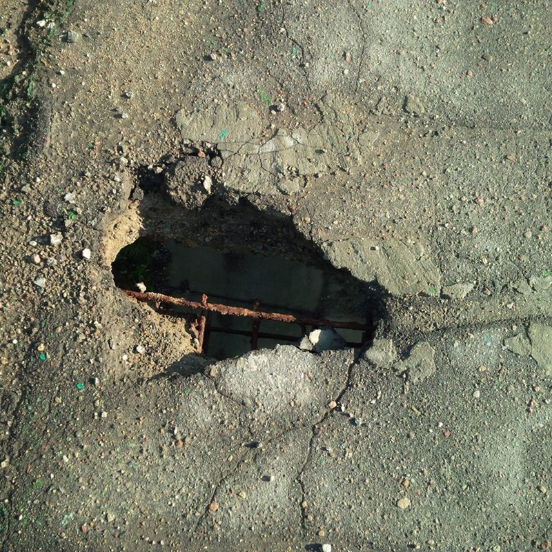 Фотафакт: дзіркі на Новым мосце палохаюць раварыстаў Фотафакт: дзіркі на Новым мосце палохаюць раварыстаў