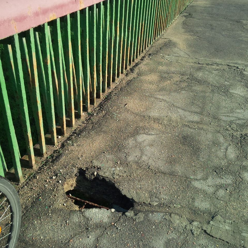 Фотафакт: дзіркі на Новым мосце палохаюць раварыстаў Фотафакт: дзіркі на Новым мосце палохаюць раварыстаў