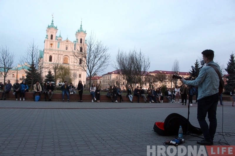 Уличный музыкант из Минска сыграл для гродненцев большой концерт