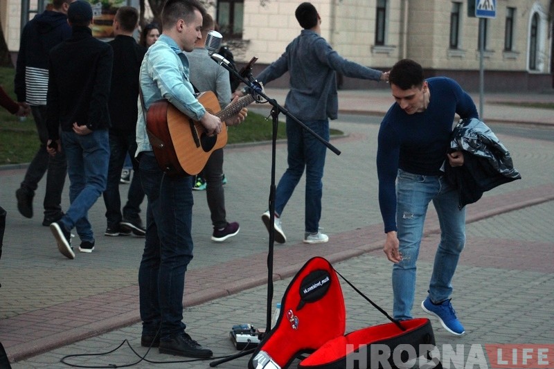 Уличный музыкант из Минска сыграл для гродненцев большой концерт