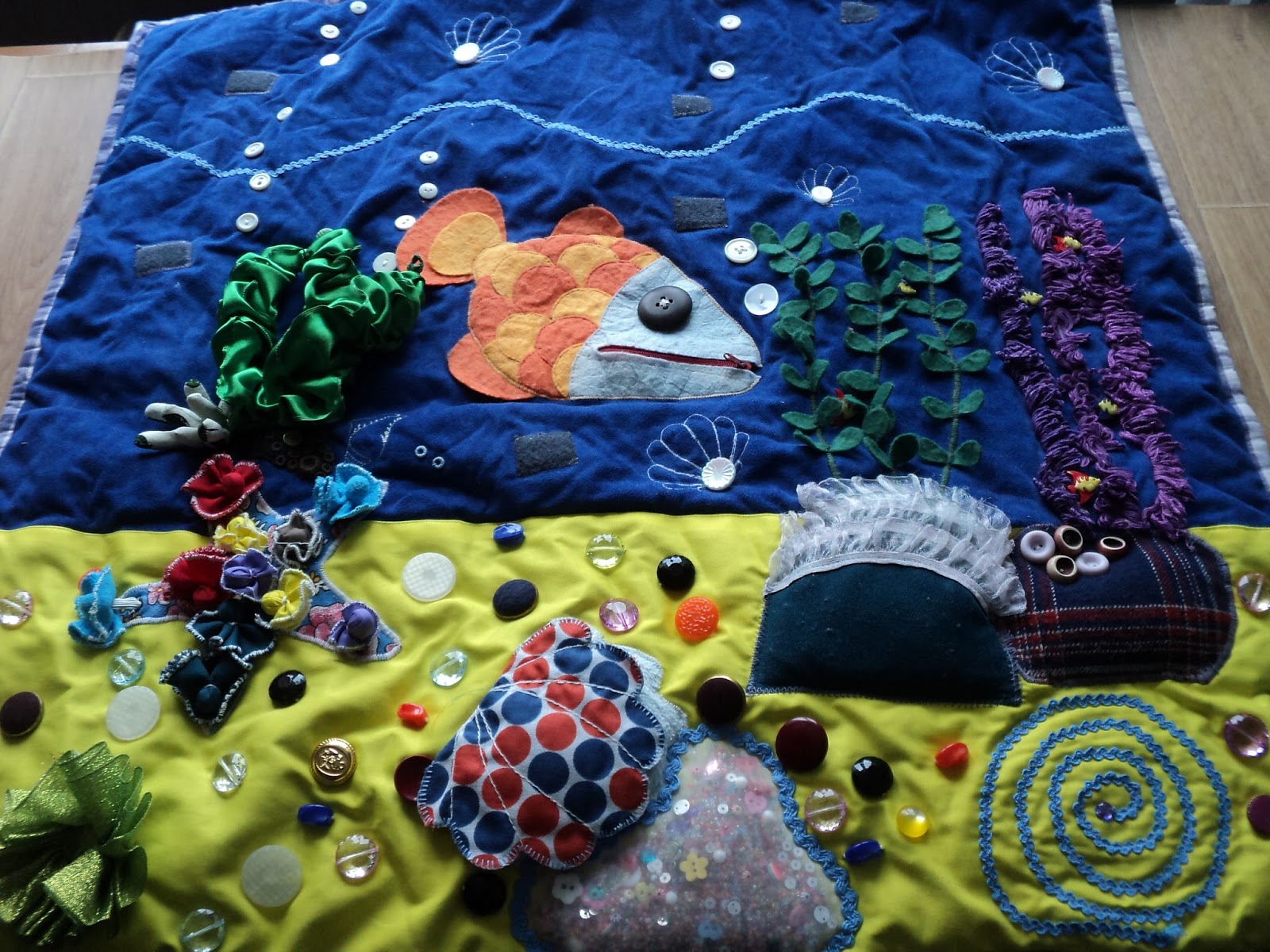 Режиссер шьет на машинке планшеты и мечтает открыть сувенирную лавку