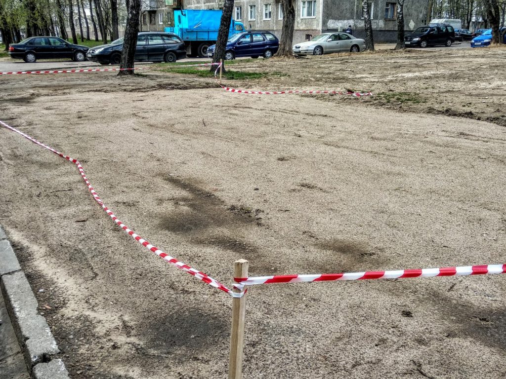 У Гродне ўсталёўваюць паркоўкі з поліэтыленавых пакетаў