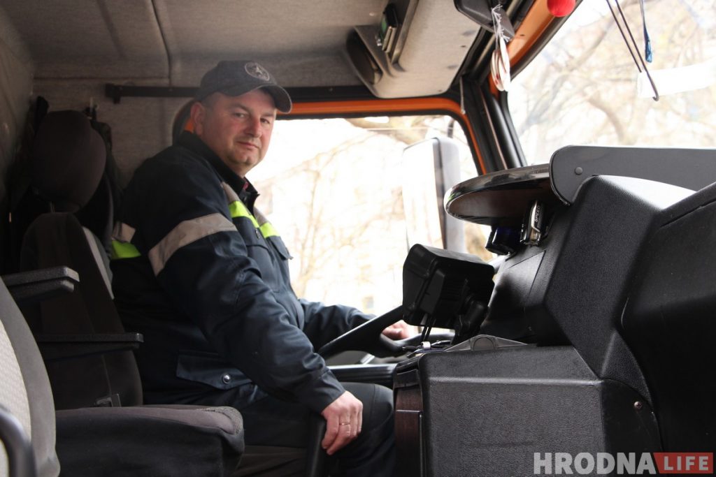 На огромной машине по узким дворам. Репортаж из кабины мусоровоза, где работает лучший водитель Гродно