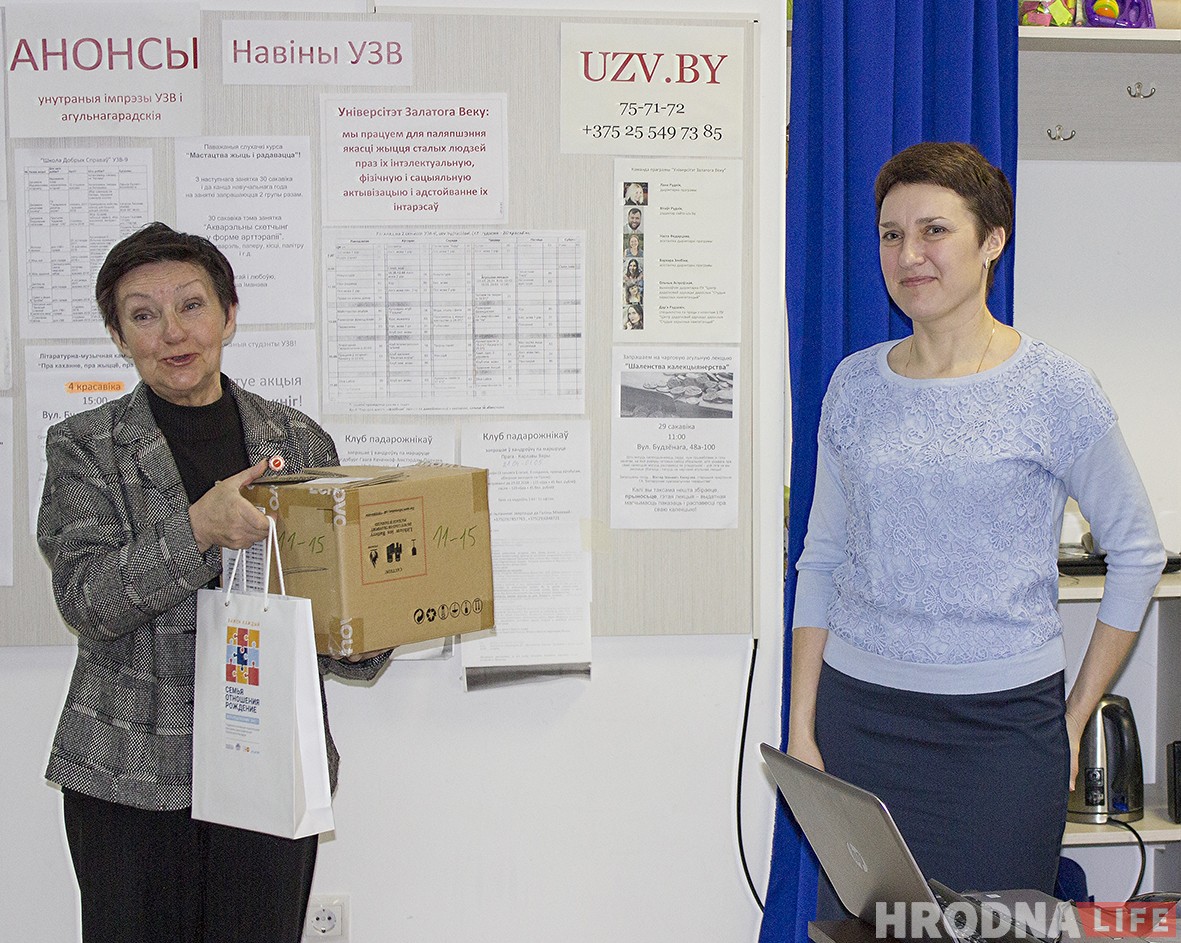 В Гродно пожилым людям подарили планшеты, которые использовались для исследования беларусов