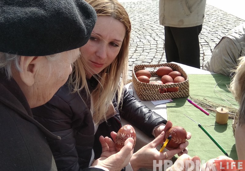 Драпаць яйкі навучылі гродзенцаў на Велікодным кірмашы