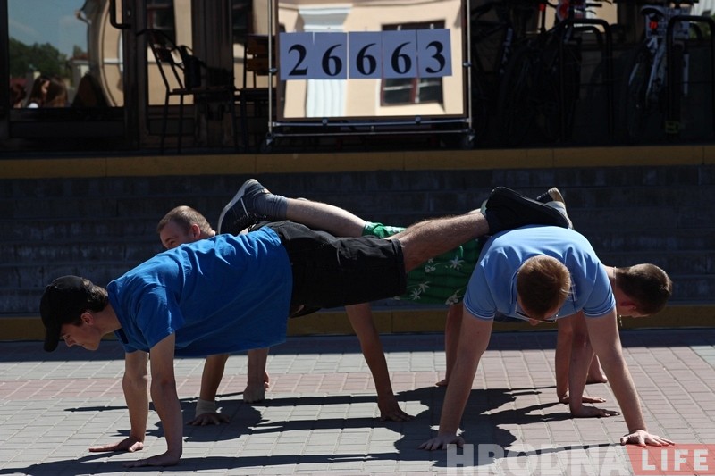 "Хтосьці выпівае, а мы па спорце": гродзенцы адцісканнямі адзначылі Дзень Перамогі