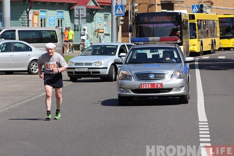 "Медалі раздаю ўнукам". Удзельнік «Гарадзенскай вандроўкi» расказаў як бегае ў 80 гадоў