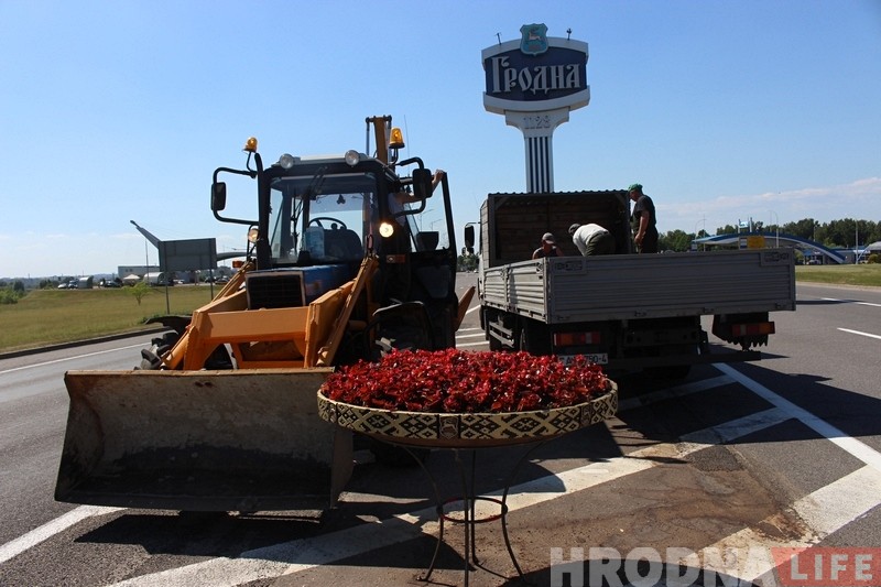 Трохметровая Алеся ўжо сустракае гасцей на ўездзе ў Гродна Трохметровая Алеся ўжо сустракае гасцей на ўездзе ў Гродна