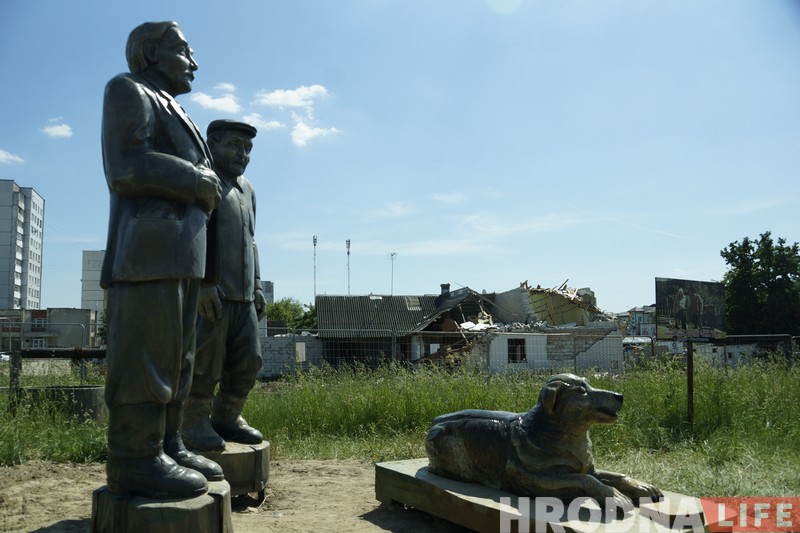 Деревянные герои "Белых рос" появились на месте снесённой деревни