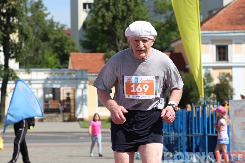 "Медалі раздаю ўнукам". Удзельнік «Гарадзенскай вандроўкi» расказаў як бегае ў 80 гадоў