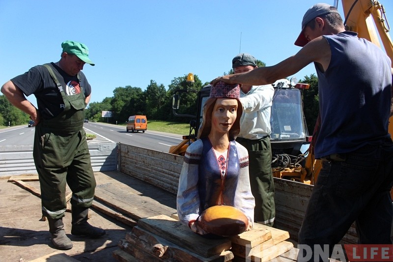 Трохметровая Алеся ўжо сустракае гасцей на ўездзе ў Гродна Трохметровая Алеся ўжо сустракае гасцей на ўездзе ў Гродна